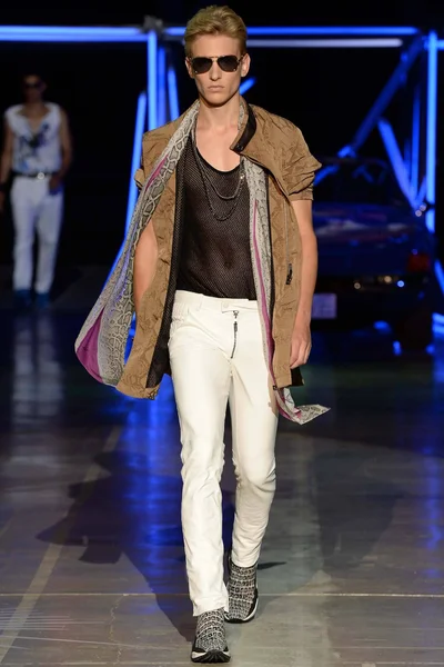 Look 15